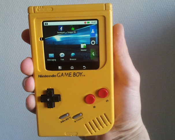 Переделанный GameBoy по-видимому в руках изобретателя